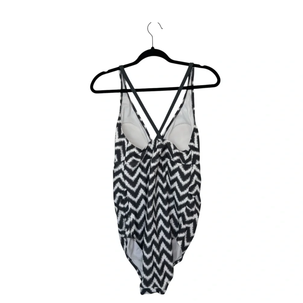 Liz Lange Maternity For Target Large Gray White Chevron Print One Piece Swimsuit